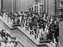 Couronnement du Czar: Les Souverains et les Invités se rendant au sacre (escalier rouge) (1896)